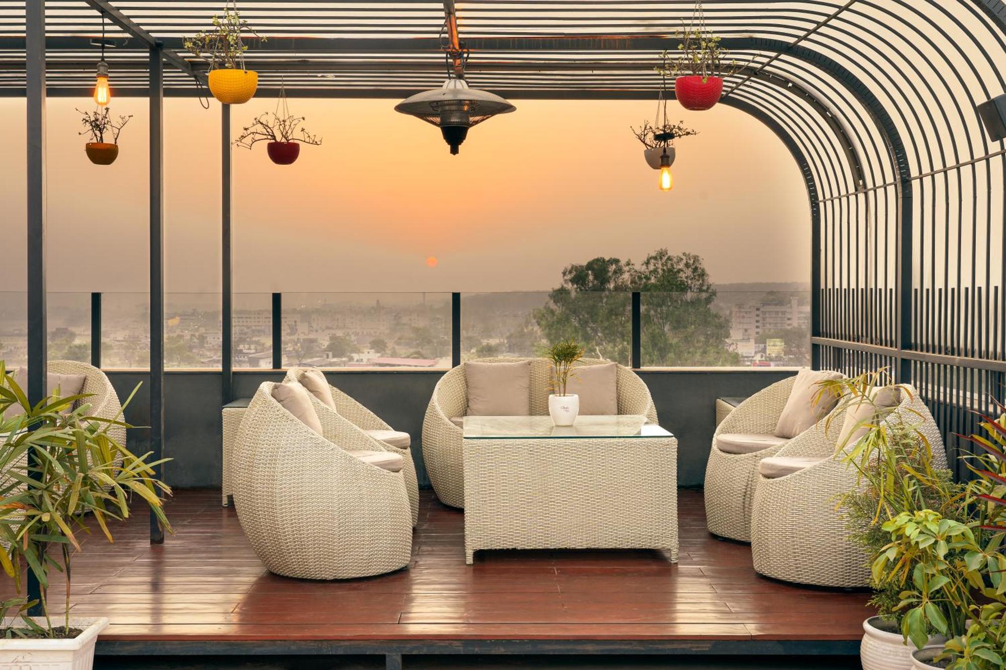 Clarion Hotel Dehradun Eksteriør billede